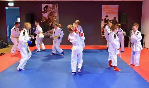 Icho pakt zijn pestkoppen aan, maar wel geschorst door school. Applaus van ons!